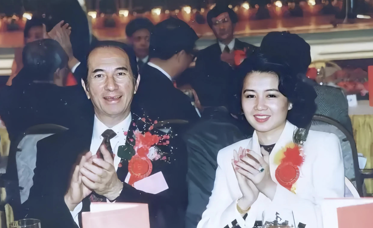 梁安琪|四太梁安琪现身内地小馆，吃人均12元早餐，不带佣人私下好俭朴