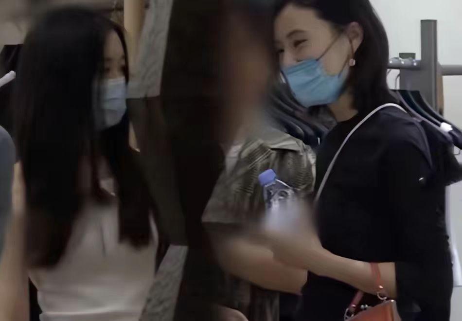 李亚鹏的女儿回国穿背心打扮成熟,身高超170,大长腿更是吸睛