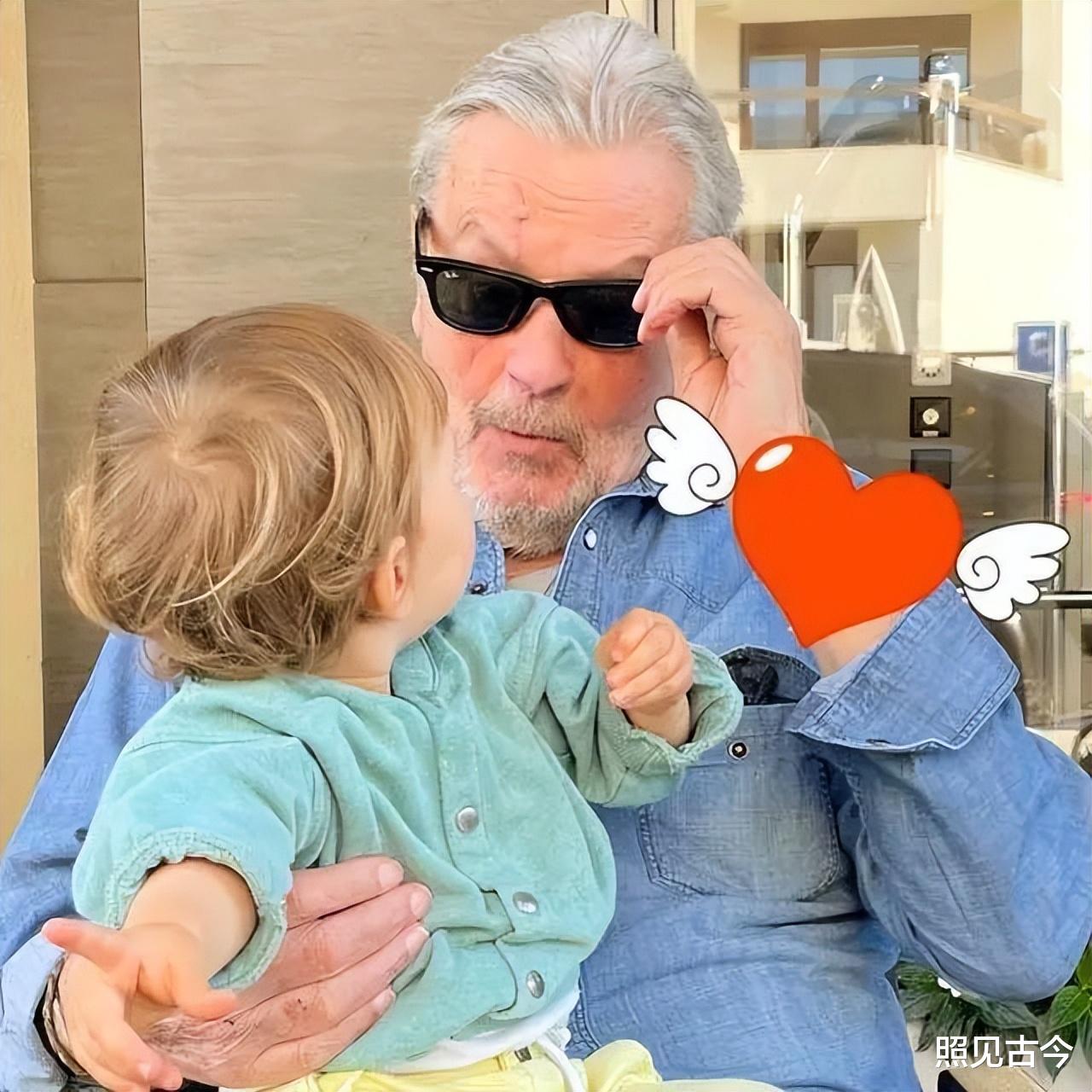 阿兰德龙:89岁瘦到脱形,被日籍女友虐待,状告儿子,越老越折腾