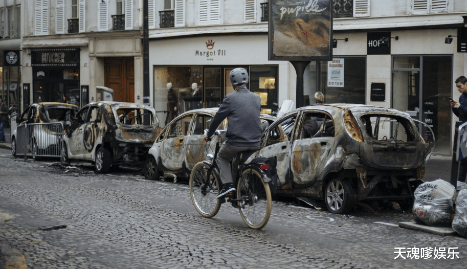 陈凯歌前妻定居法国，和现任逛街路遇骚乱场面，染紫发露怪异表情