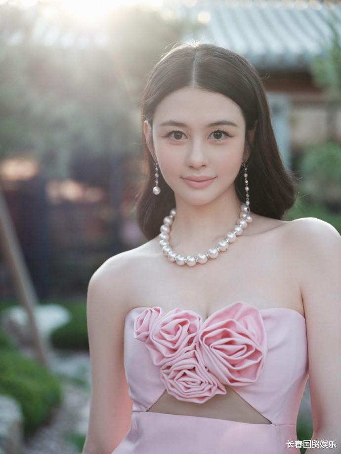 邱淑贞21岁大女儿近照曝光,五官精致身材纤细,时尚性感星范足