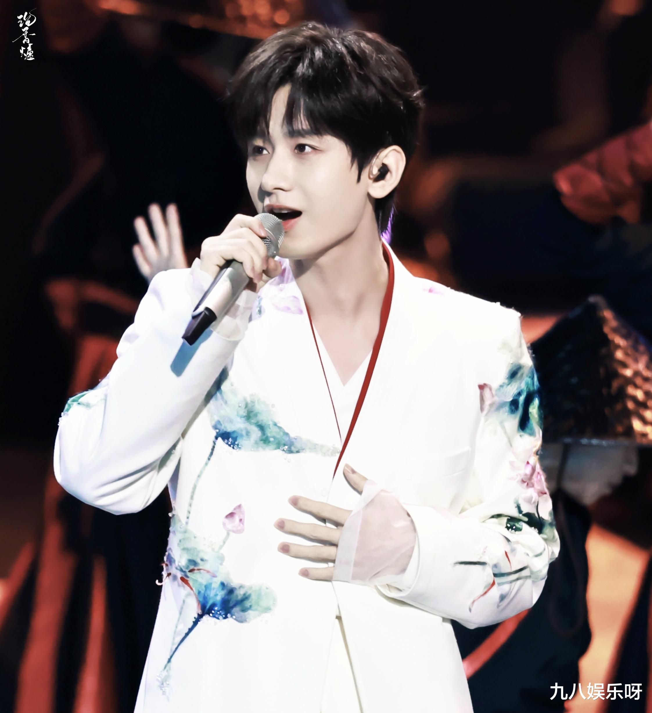 时隔200多天未进组,成毅的王权篇正式开机,粉丝应援排面十足