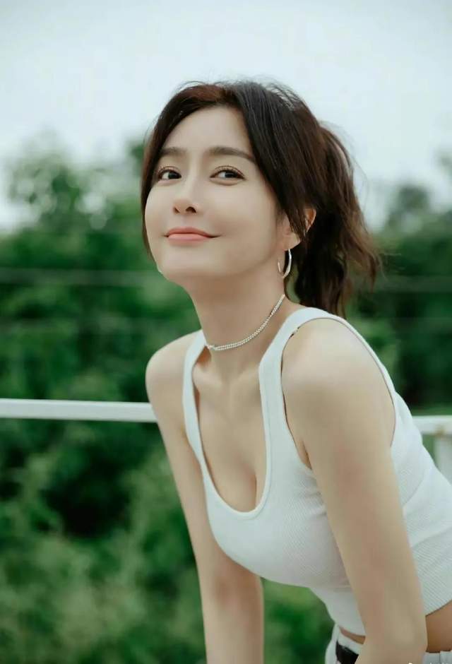 宋仲基|“中年美妇”秦岚:44岁恋上小10岁的魏大勋,用前途赌他不会变心