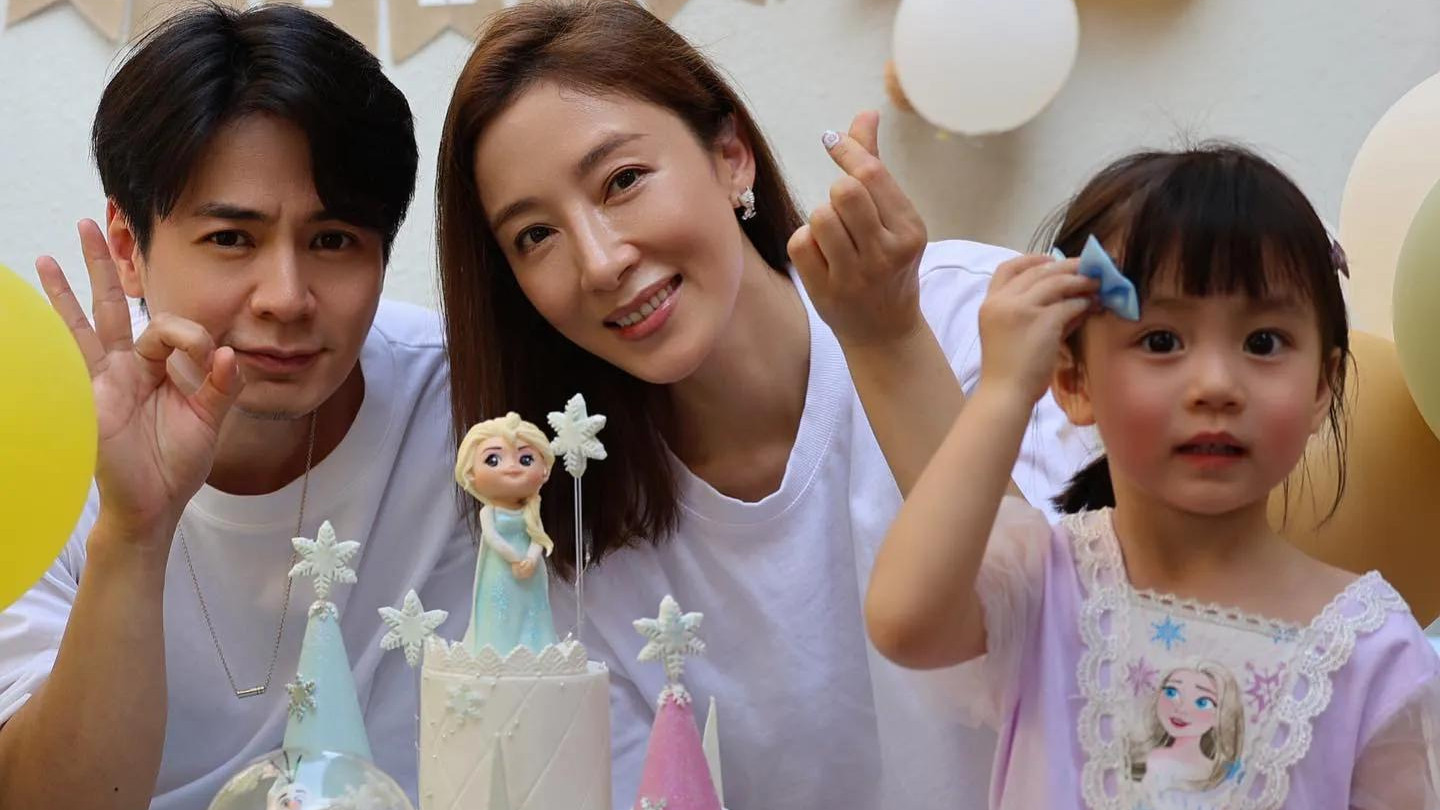 钟嘉欣|杨怡为女儿小珍珠庆3岁生日，钟嘉欣携俩女儿到场，姐妹感情很好