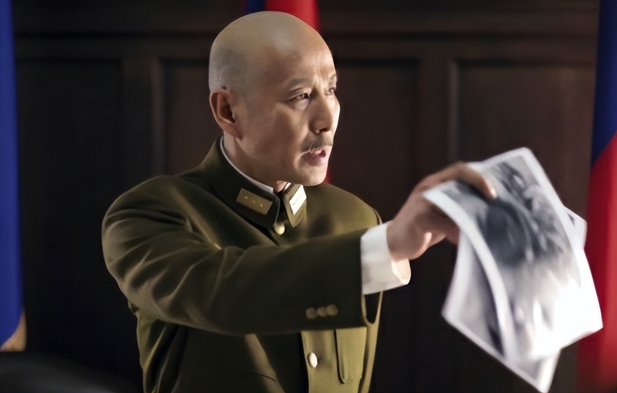 收手吧白客!别再折磨观众眼睛了,35岁演蒋介石雷人又无脑