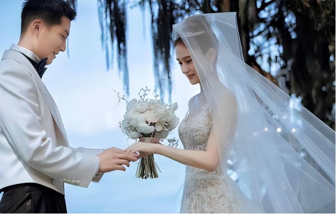 窦骁卷入家暴风波！被曝因股权不均闹离婚，何超莲腿上有伤引争议