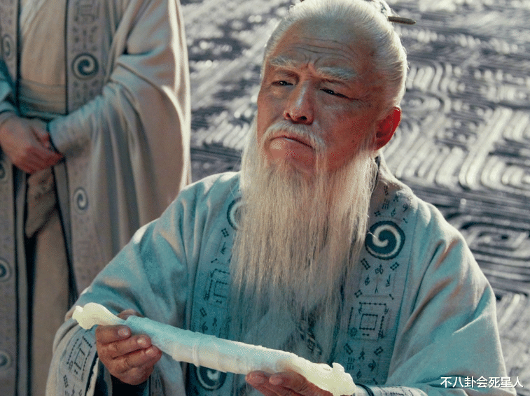 黄渤家宴排场大!妻子小欧罕见露面显年轻,全家人共用一张脸