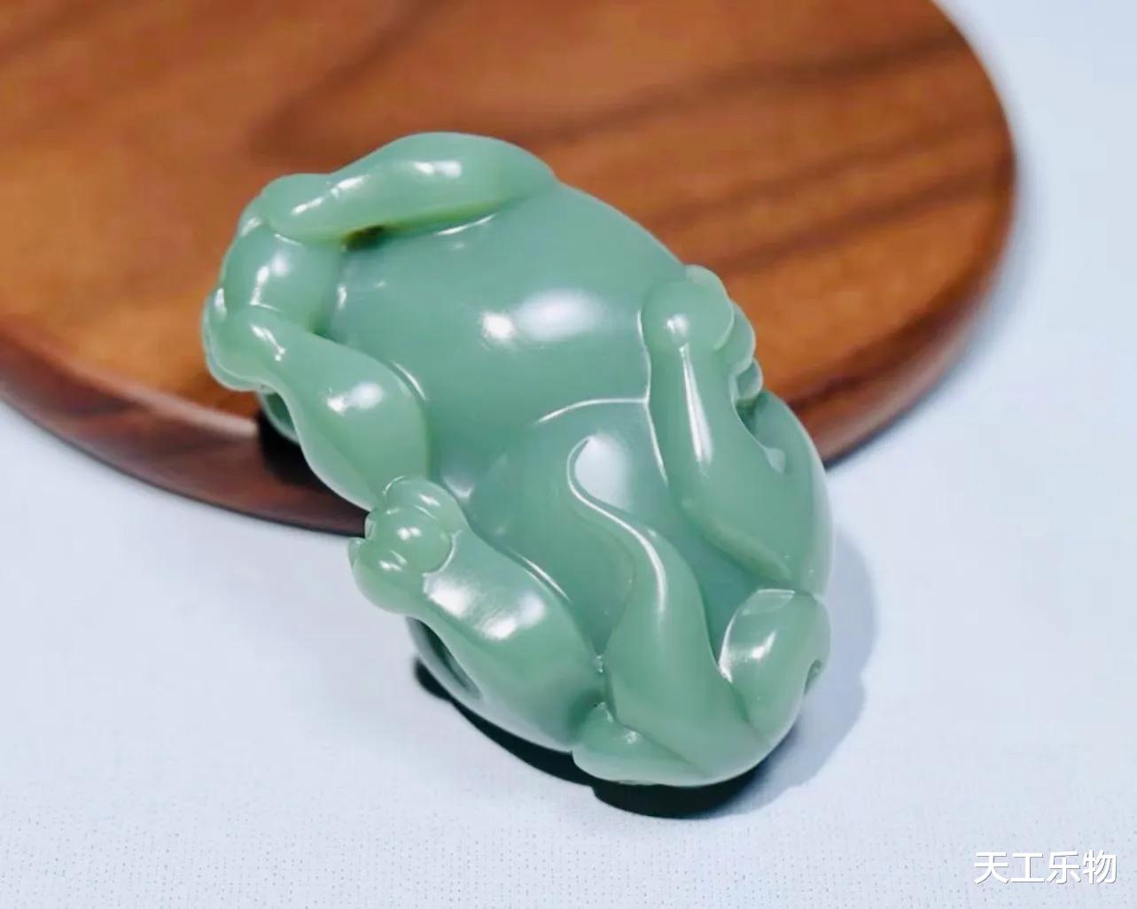 和田玉沙枣青巧雕“貔貅”!猜猜哪种沙枣青籽料最值钱?