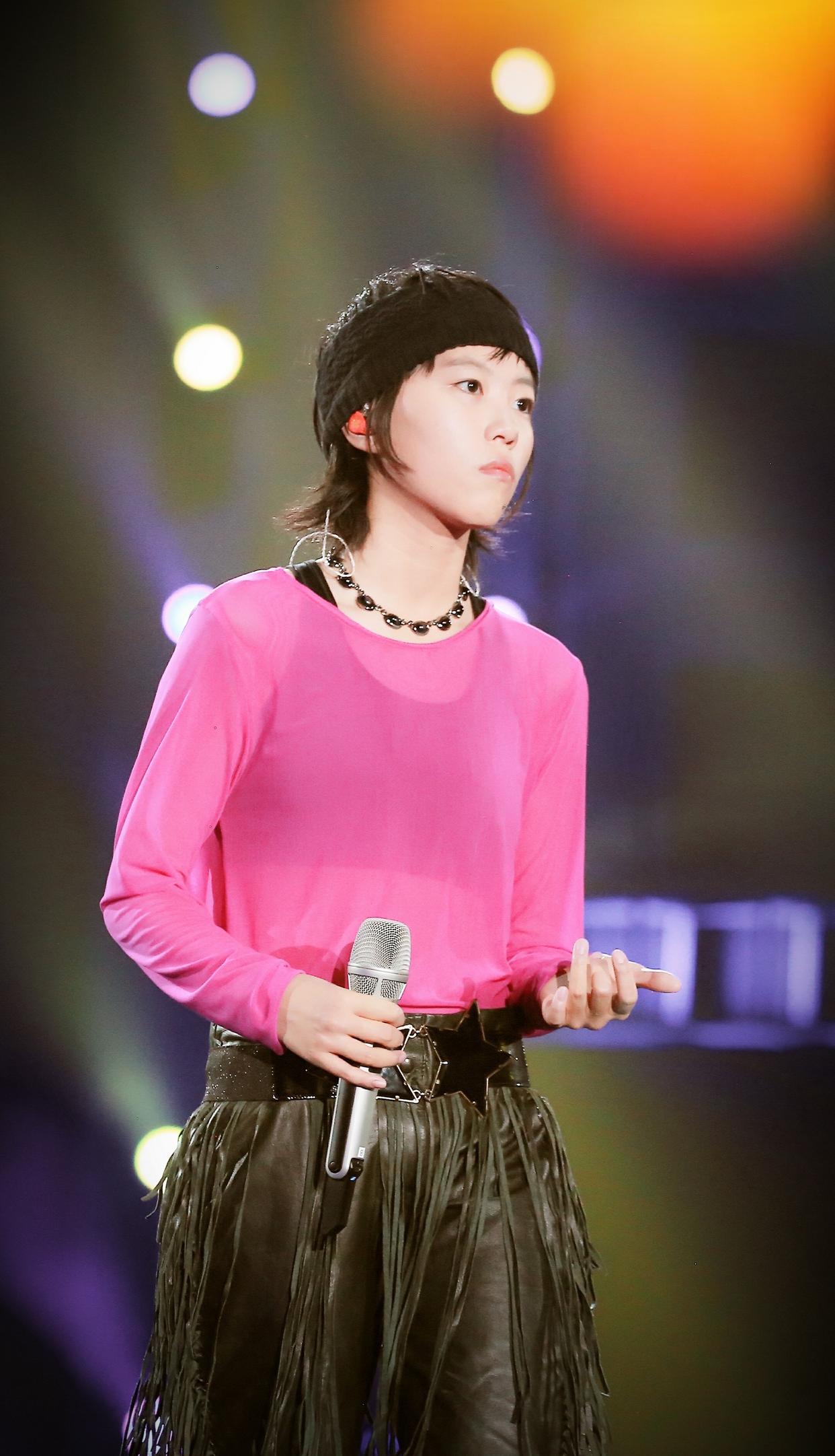 窦靖童认真打扮美出圈了!粉衣流苏裤靓丽酷飒,比妈妈王菲还有范