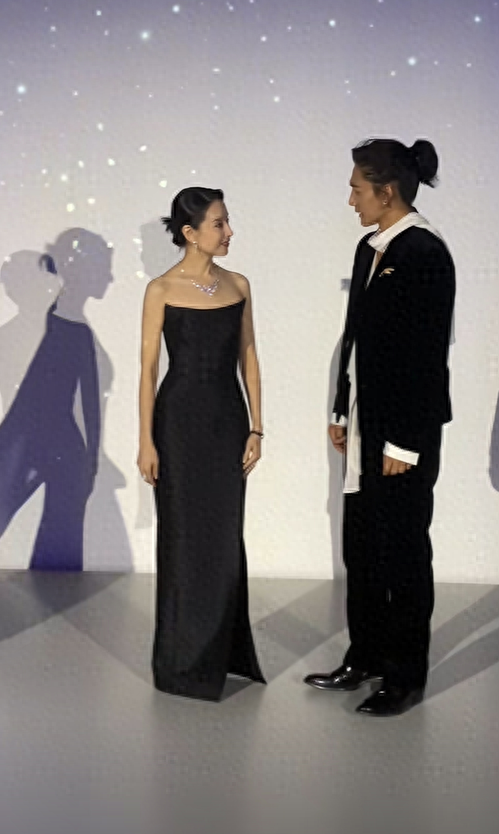 高圆圆好不容易性感了一回,在董洁面前却显得好幼稚做作