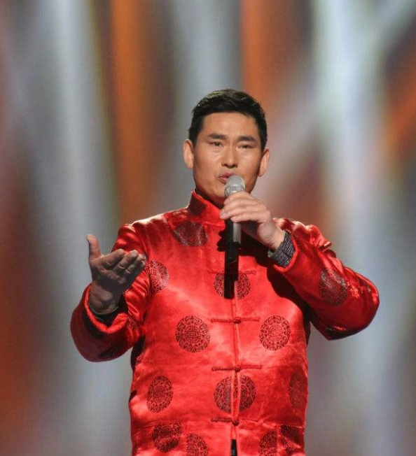 大衣哥商演唱歌失误,鞠躬道歉哽咽落泪,台下痛哭自称没脸吃饭