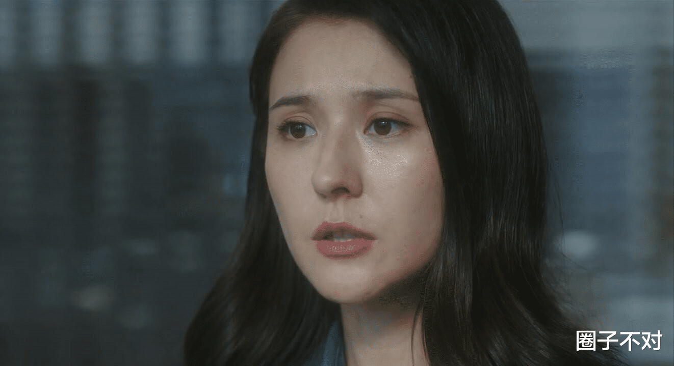 天呐！“硅胶脸”的风都刮进央视了，这次连热依扎都跟着摔了跟头