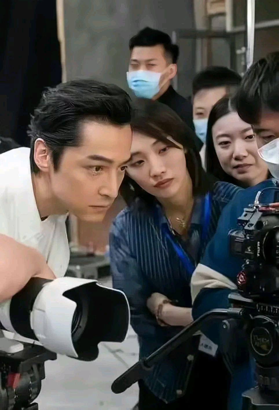 胡歌|胡歌老婆黄曦宁近照干练自信,胡歌却没有那么帅了