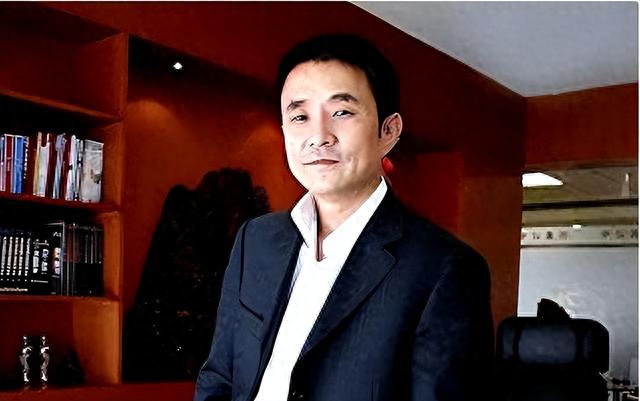 欠债800亿逃亡国外的他，带走明星女友与61亿，父亲葬礼也没回来