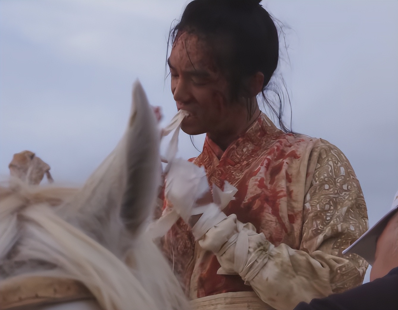 演员“烤瓷牙”有多可怕？嘴凸显老，嘴包不住牙，演战争片太离谱