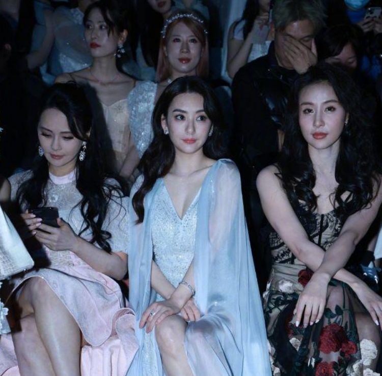 方媛|方媛直播带货打扮像洋娃娃!曾深夜在浴缸卖货,被评在婚姻里太卑微