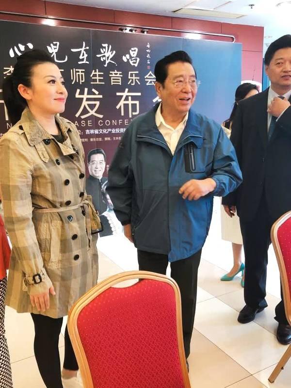 李双江|李双江与大儿子合影！一头乌发较现年轻，56岁李贺制服出镜超帅