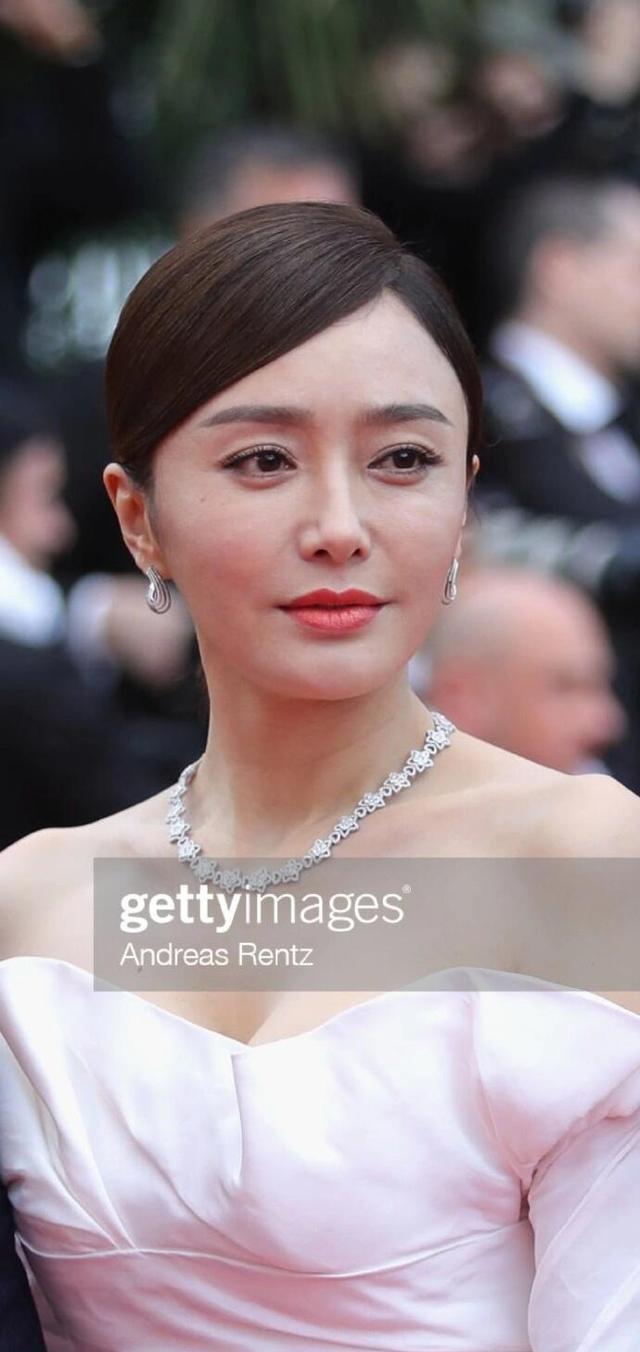 秦岚终究还是老了,远看很年轻,近看却像"阿姨" - 娱乐资讯(主打网)