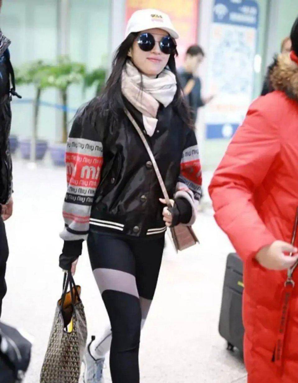 刘亦菲|刘亦菲现身不修边幅被吐槽，拎16万包穿搭没眼看，双下巴显富态