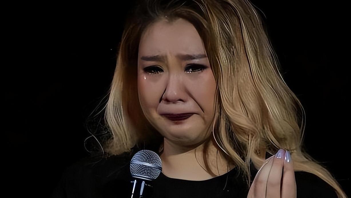 郑欣宜复工再次落泪，强装开心随时在崩溃边缘，网友：没战胜抑郁