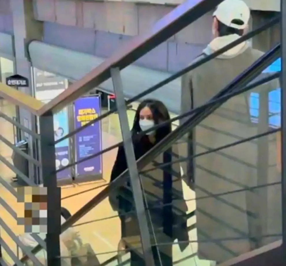 王力宏|新婚妻子挺孕肚陪宋仲基出国拍戏，出动多名保安筑人墙保护宋太太