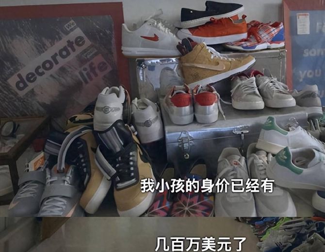 陈冠希夫妻出席活动，和美女亲密搂抱合影，71岁陈父比儿子显年轻