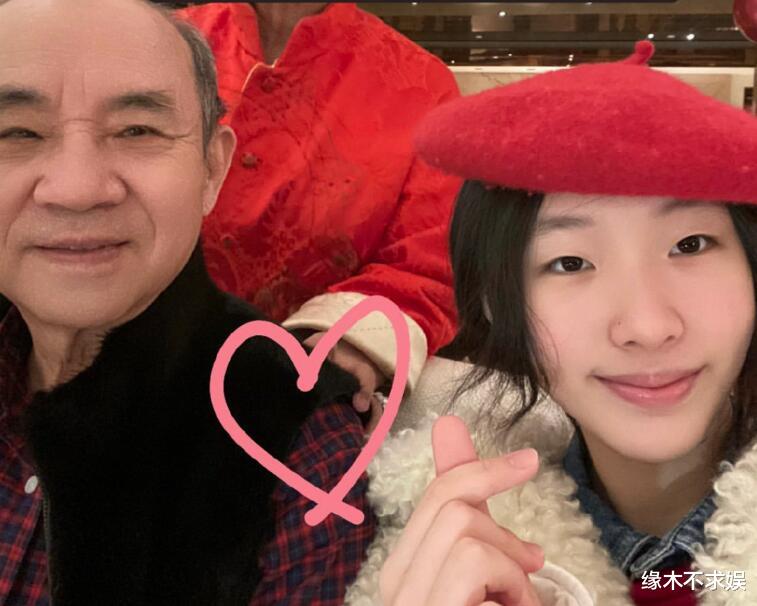小S大女儿庆父亲节,53岁许雅钧打扮浮夸,私生子越长越像他!