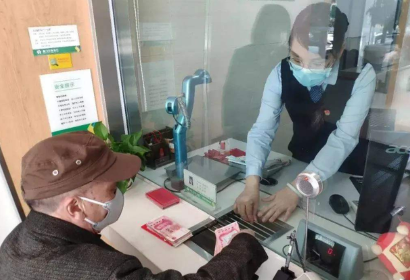 大量老人在银行排队疯狂取钱,表示:我不要利息了,把我本金还我 - 社会