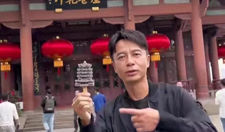 李克勤现身黄鹤楼，15元雪糕成奢侈品？他的苍老让人心疼！