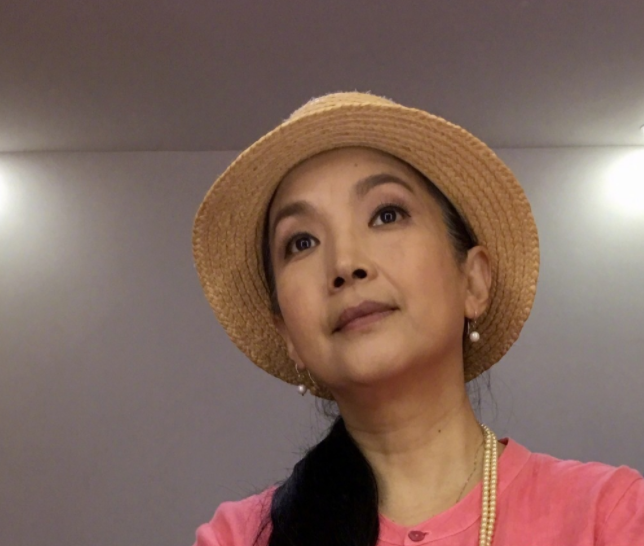 吕丽萍发文回应争议，称自己被造谣诽谤，定居美国后住豪宅别墅