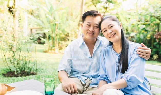 55岁大妈嫁给48岁的大叔,大妈说:日子过得心惊胆战,身心受折磨