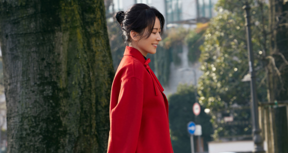 盘发 不要总是让长发垂下，低盘发更适合四十岁左右女人，典雅气质很好的展现出来