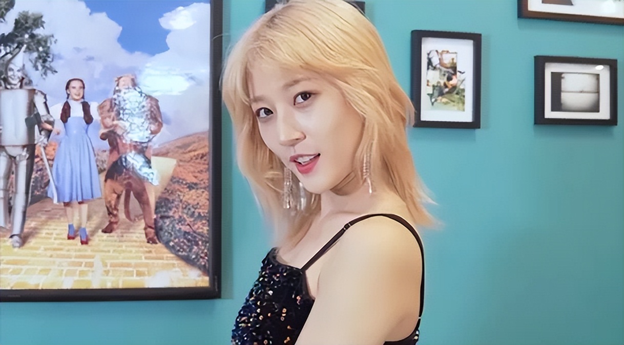 金赛纶主演MV回归，笑容阳光灿烂，网友们对其回归的争议仍在继续