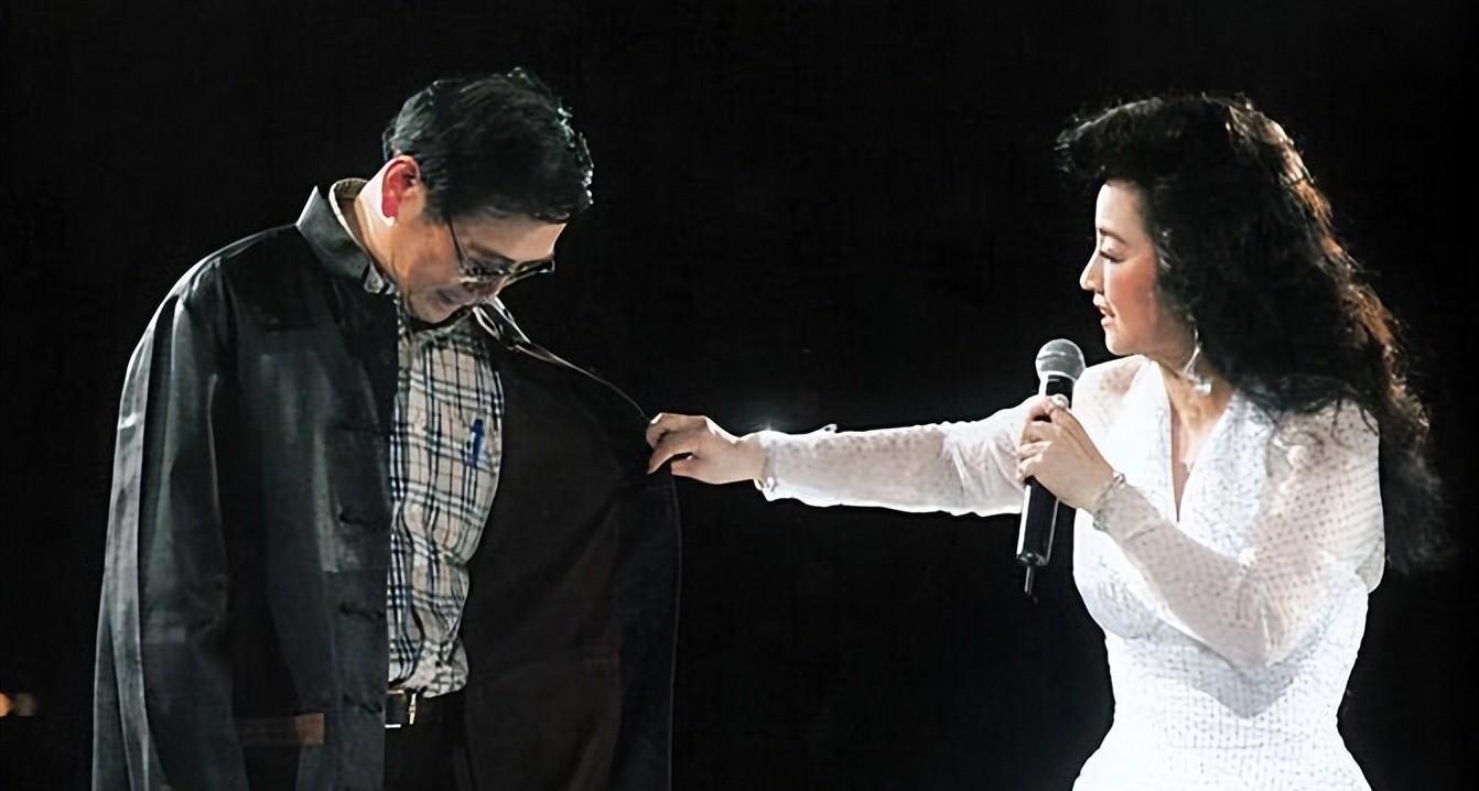 74岁徐小凤被质疑假唱,开口第一句就露馅,真爱粉实锤放的是录音!