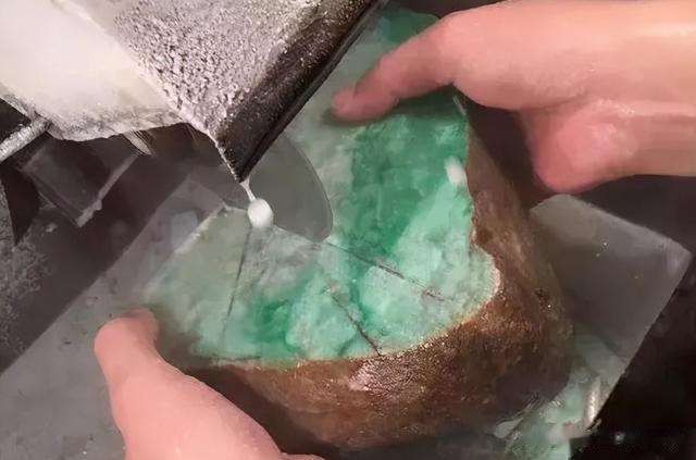 新人玩翡翠赌石最容易在这里被忽悠:要买就买表面裂小的?