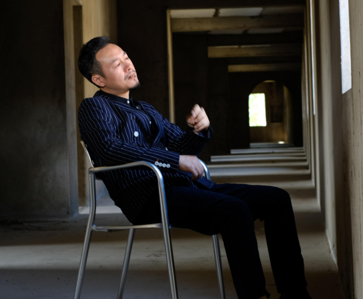 张颂文助理身份被曝,曾是广东知名演员,现已满头白发