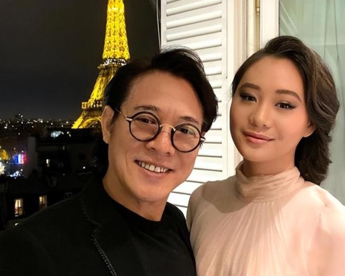 李连杰晒妻子近照,61岁利智老态龙钟,62岁黄秋燕仍风华绝代