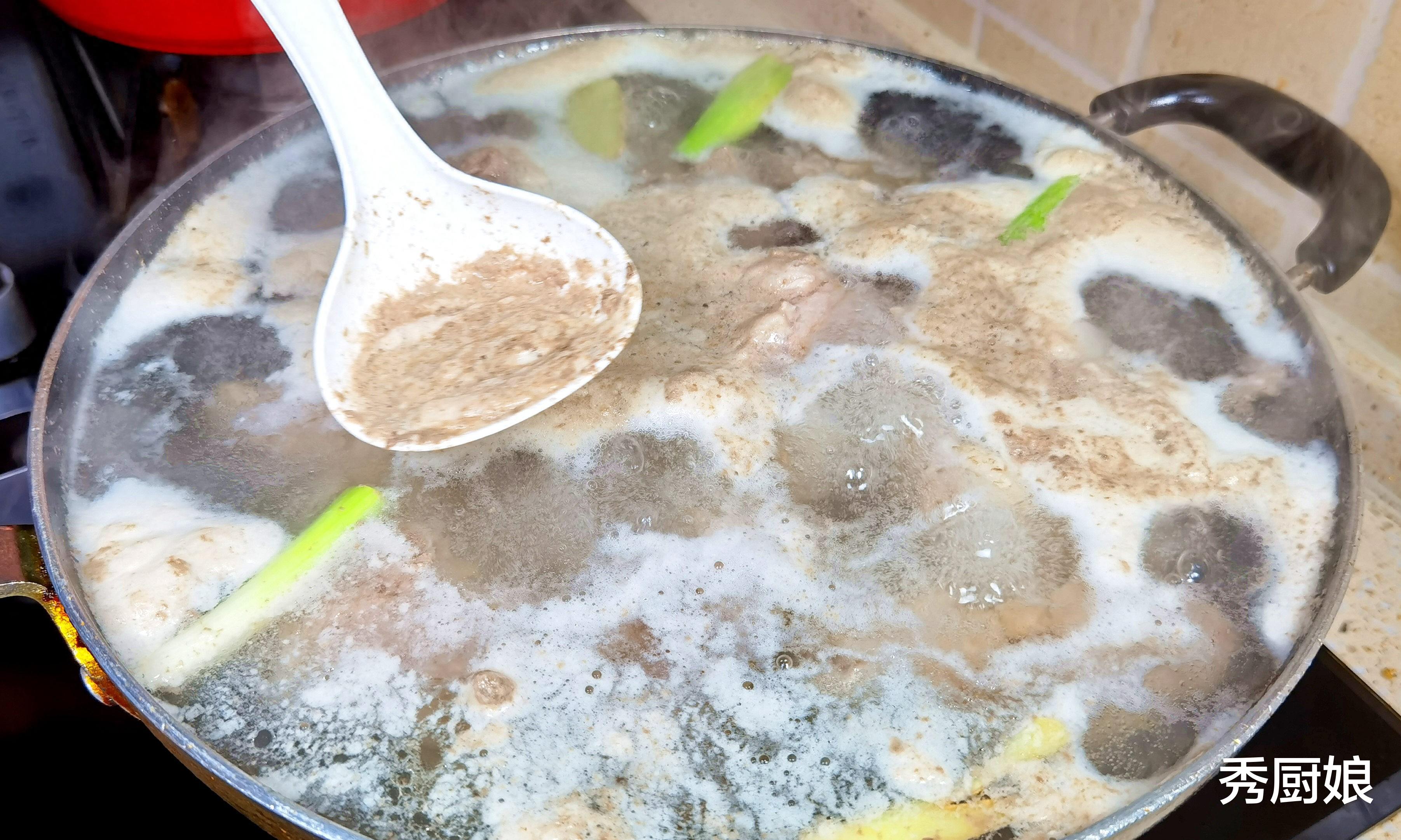 羊排|炖肉时的浮沫,到底是营养还是脏东西,要不要撇去?看完涨知识了