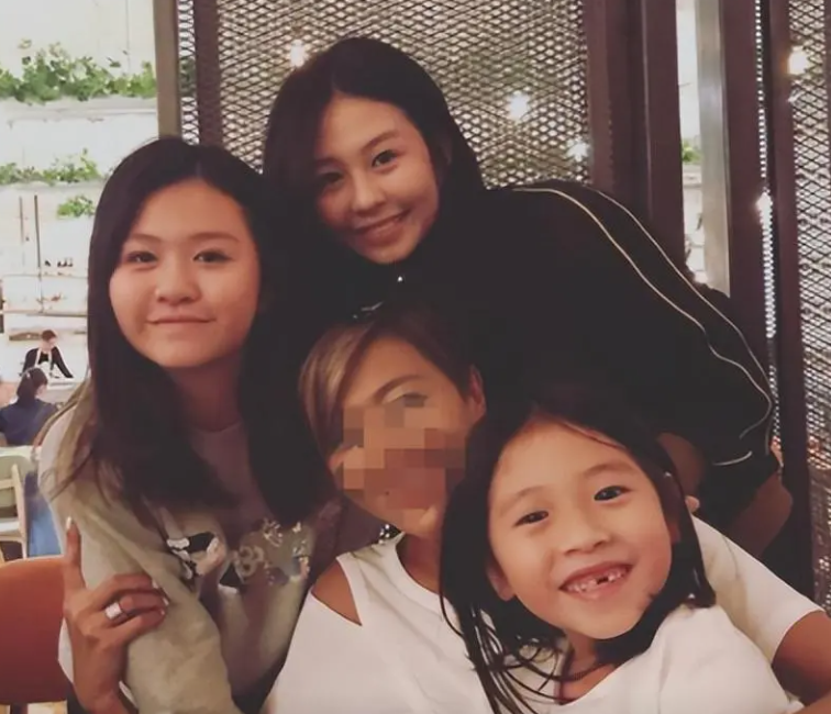 邱淑贞女儿与玄彬同框,亲密揽肩笑开花,俊男靓女画面养眼