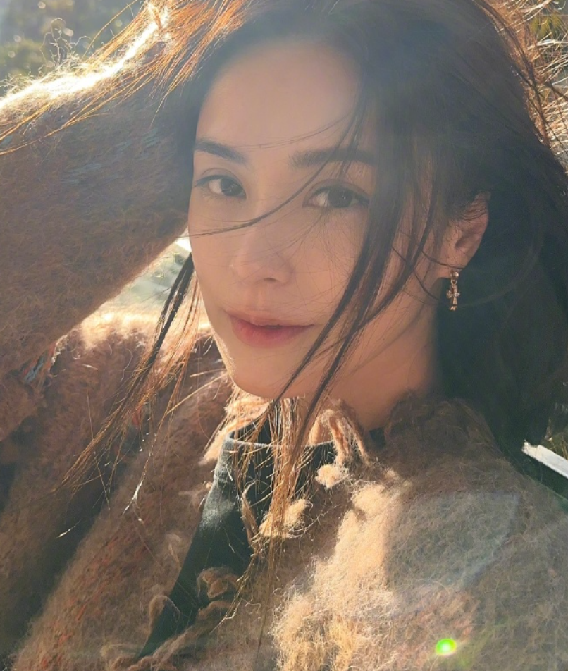 43岁钟欣潼晒性感自拍照！颜值惊人越来越美，状态回春似18岁少女