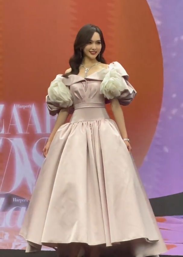 迪丽热巴|芭莎红毯:赵丽颖点泪痣,热巴泰式风,baby没新意,杨紫全场最佳