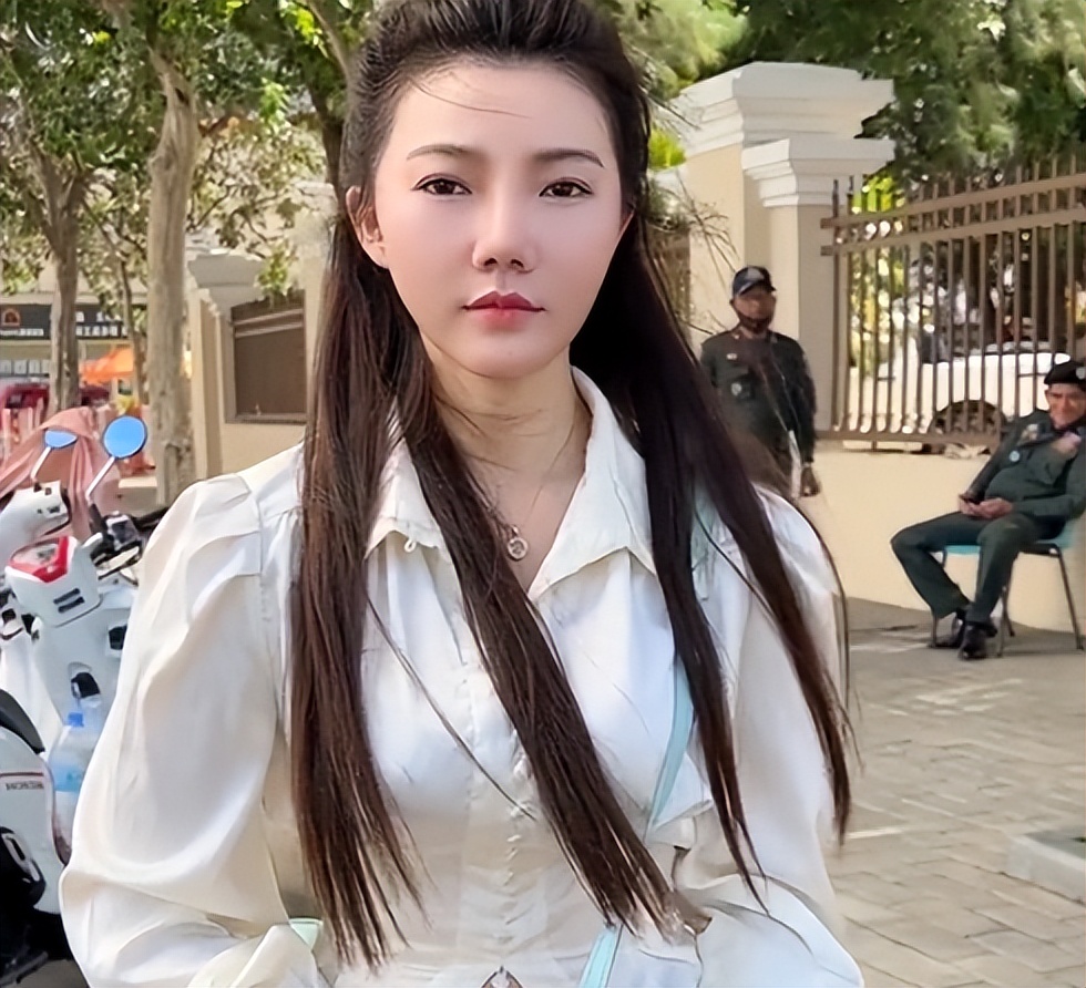 全球小姐穿抹胸裙天台拍照,身材丰腴疑吃催乳药,恐被控制归家难