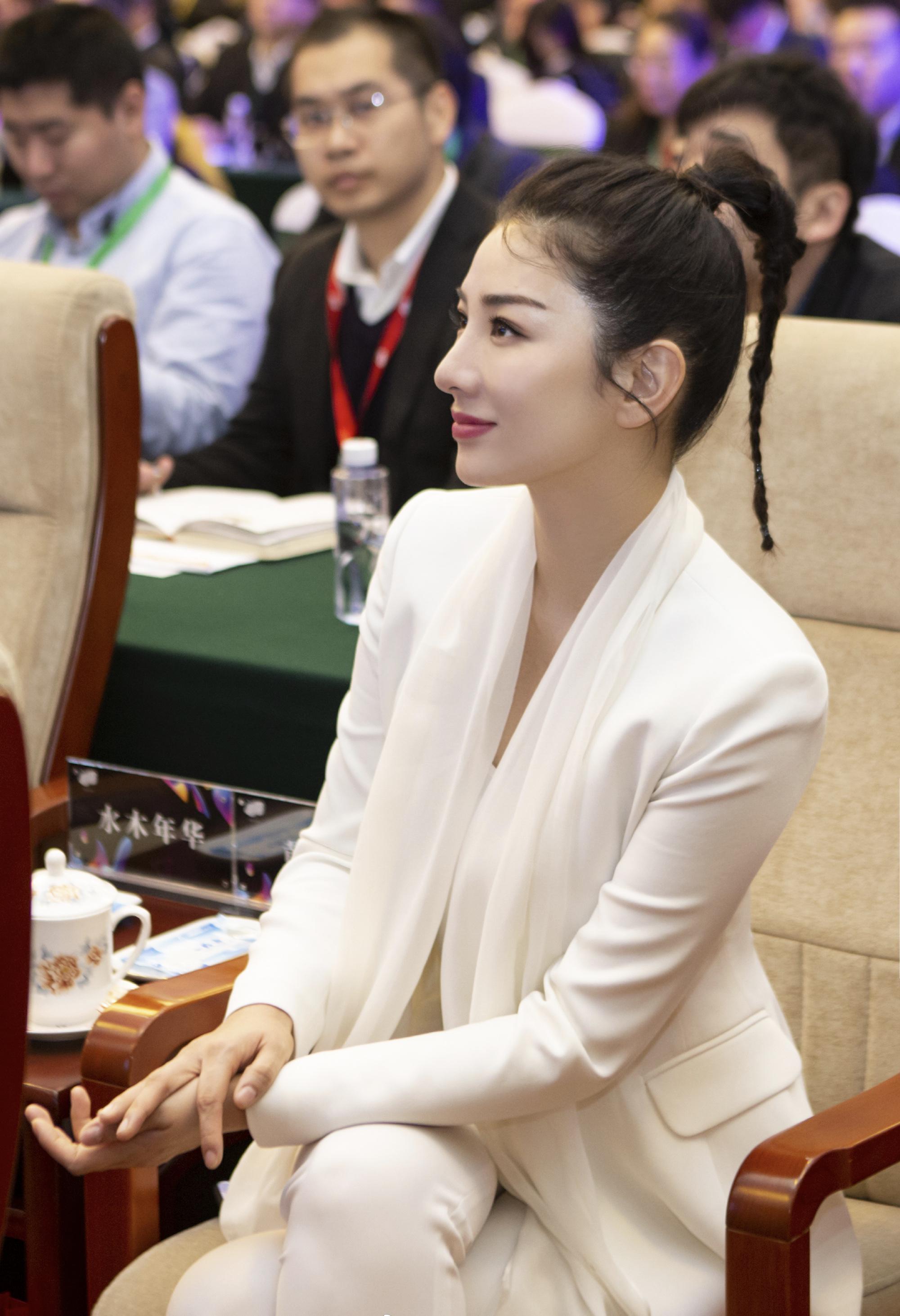 46岁黄奕晒照庆生!皮肤白皙年轻似18岁少女,感慨生活艰难机会少