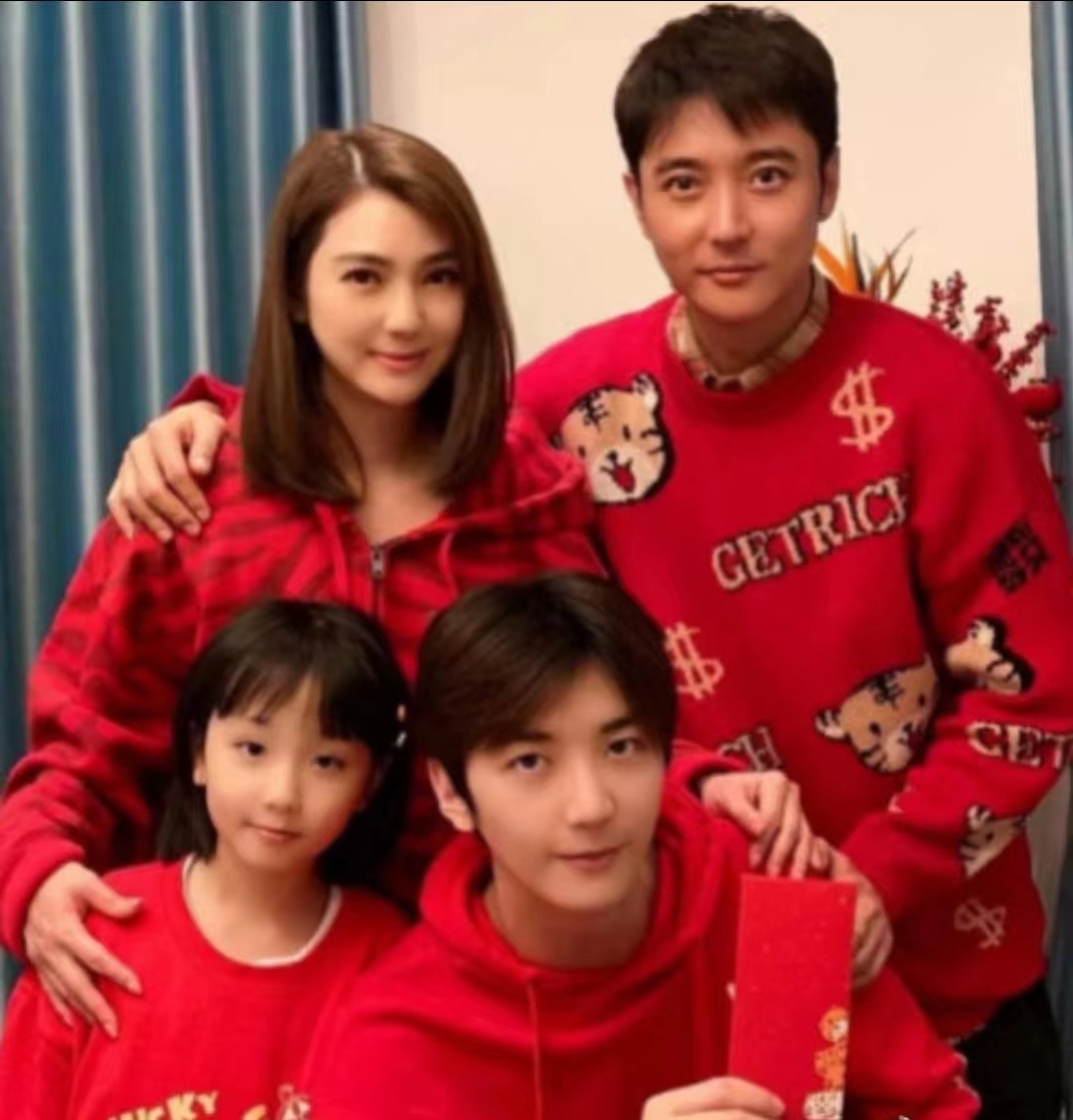 洪欣儿子古装造型撞脸刘宇宁,网友:资本的丑孩子和明星的丑娃娃