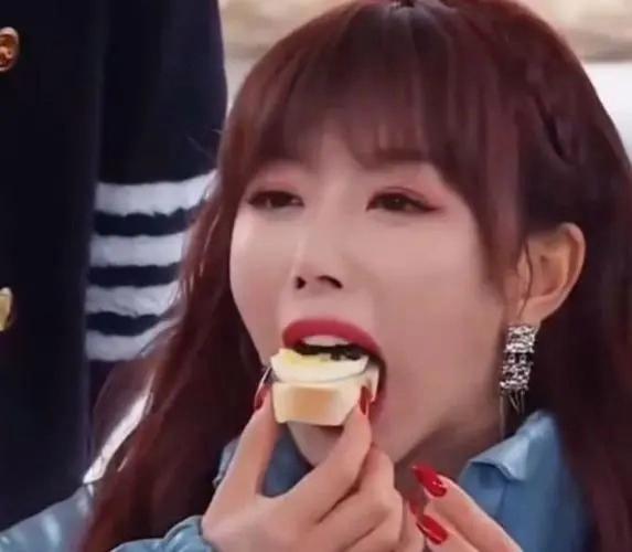 “寒门”出身的孔雪儿:因不会吃鱼子酱被群嘲,遭王思聪内涵