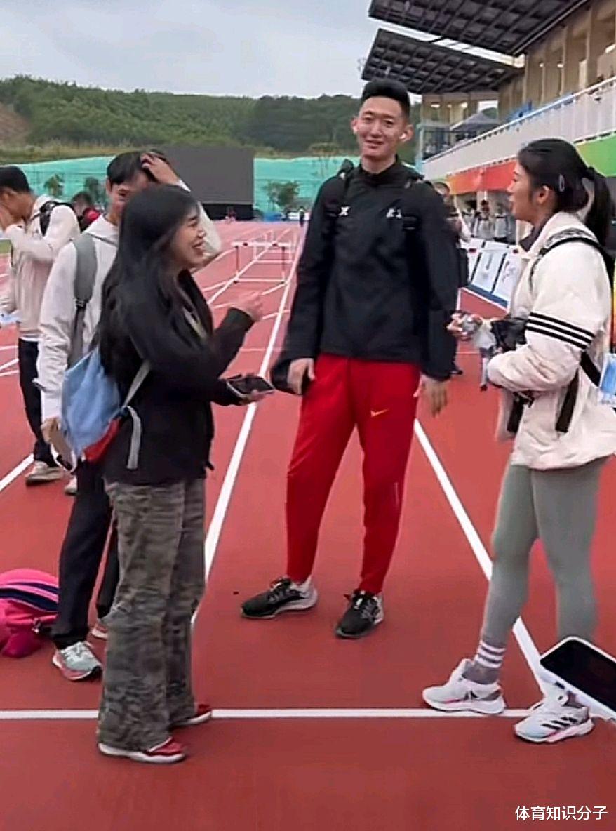 巨星待遇！吴艳妮在学青会被追着合照，跟大帅哥交谈时卖萌撒娇