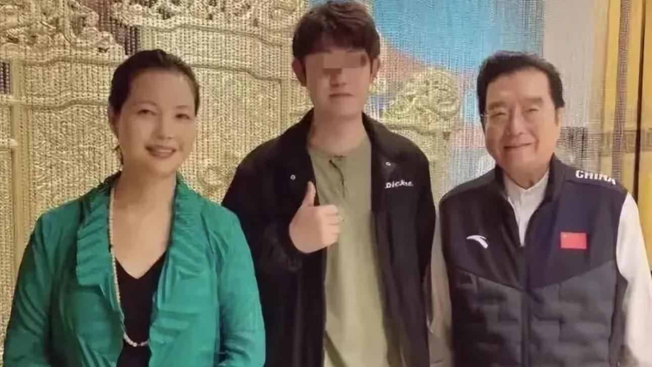 何赛飞|李天一出狱后首曝全家福！穿百元衣大变样，曝改名换姓将移民美国