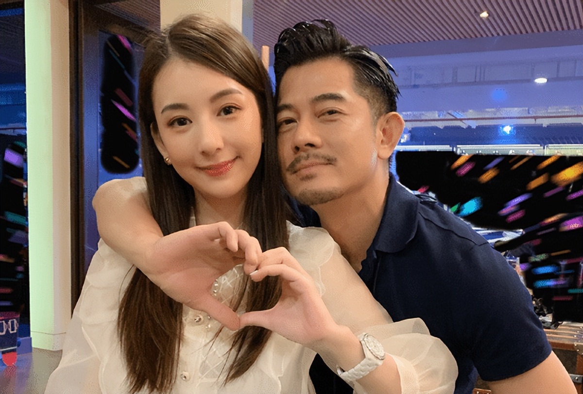 方媛|方媛直播带货打扮像洋娃娃!曾深夜在浴缸卖货,被评在婚姻里太卑微