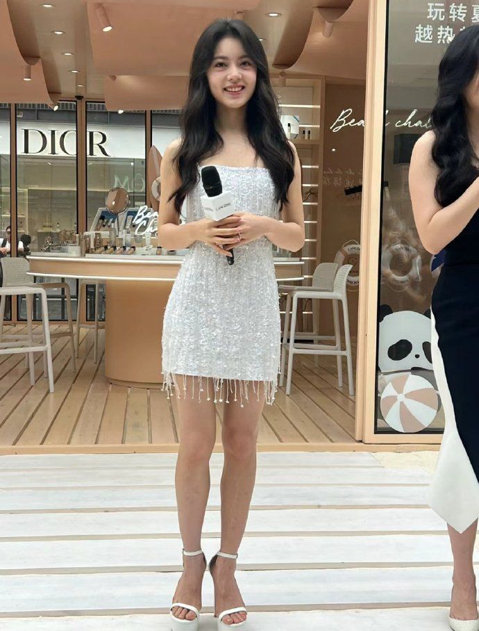 赵今麦活动生图小腿外翻有很多疤痕，穿恨天高也挽救不了身材比例