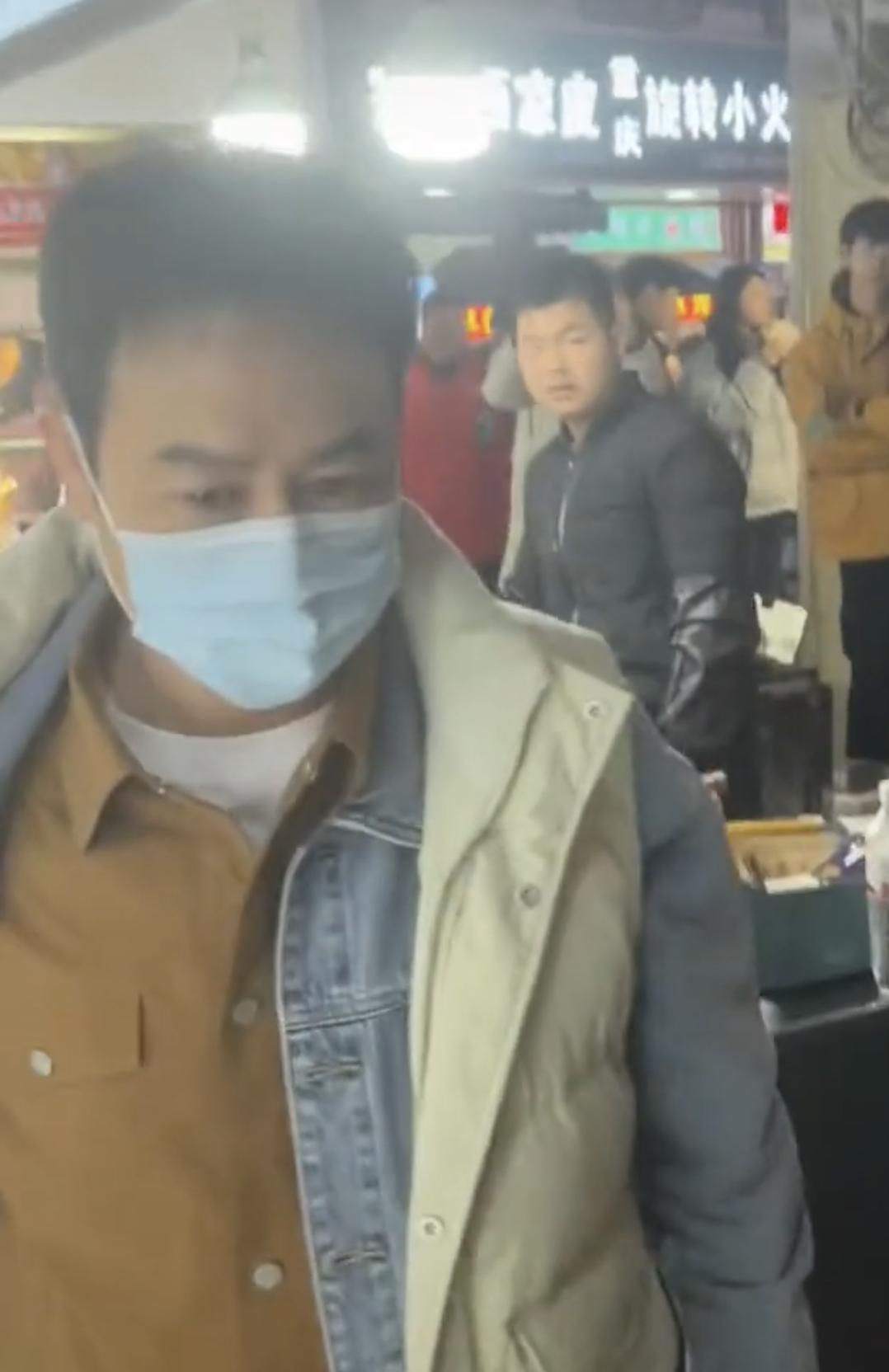 张颂文|张颂文逛夜市遭围堵，穿平价马甲很低调，女助理背4万包亲密挽手